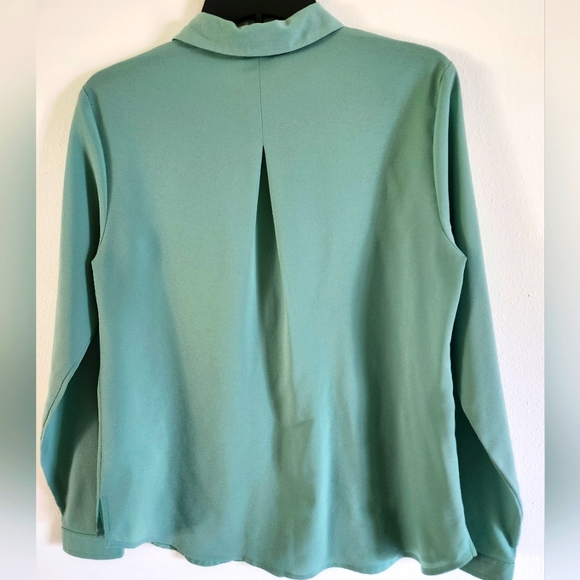 VanHeusen Classic Blouse, Medium - Picture 2 of 6